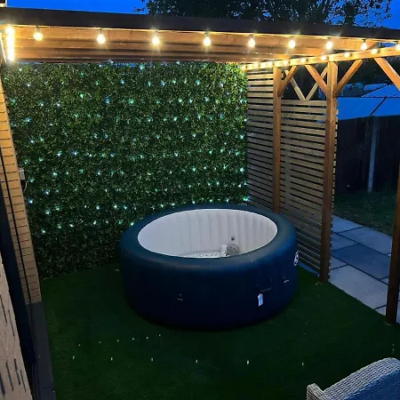 Stylish Home, Complete With A Romantic Hot Tub Feriehus